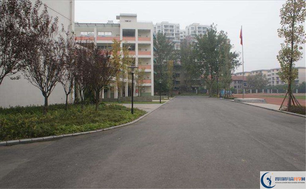 考四川師范大學(xué)附屬中學(xué)的分?jǐn)?shù)線是多少？