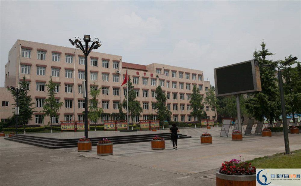考成都西藏中學(xué)的分?jǐn)?shù)線是多少？