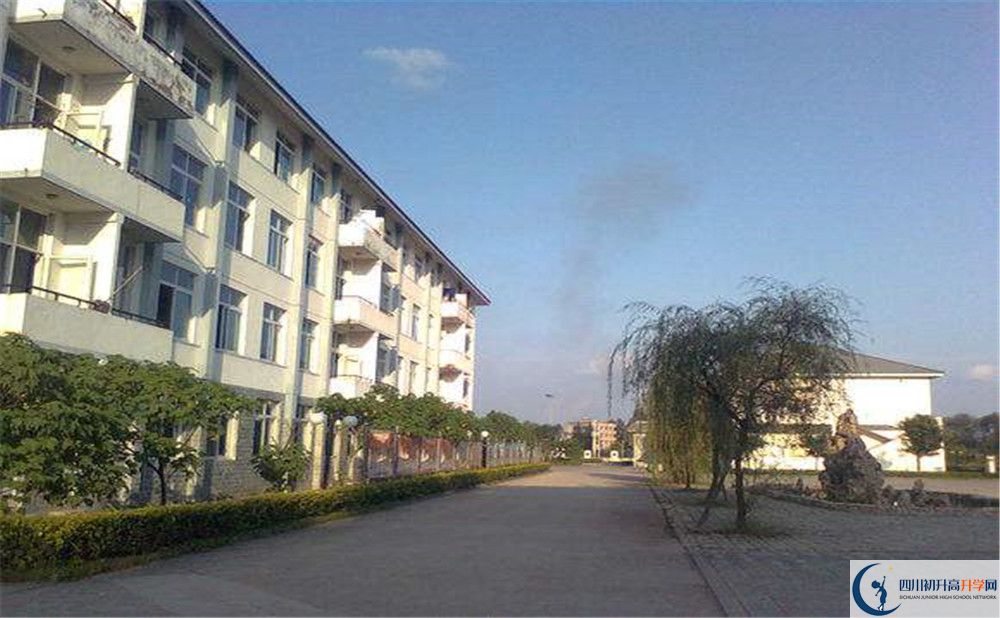 淮口中學(xué)的學(xué)費一期是多少？