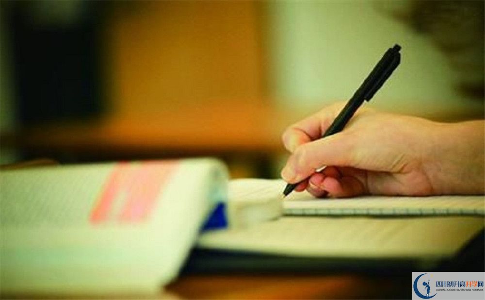 近幾年成都大學附屬中學高中錄取的分數(shù)線是多少？