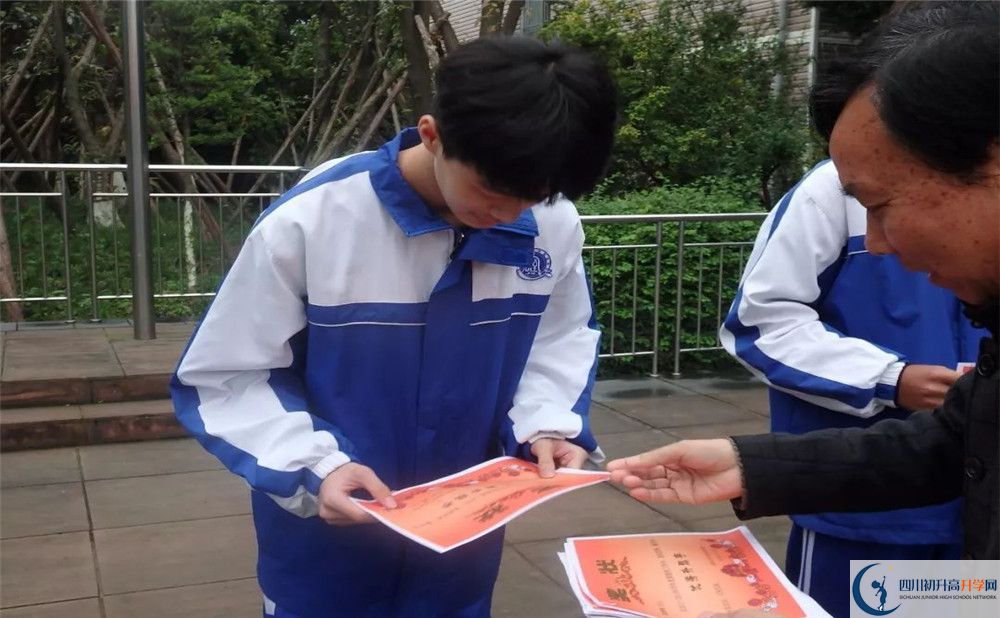 成都石室佳興外國(guó)語(yǔ)學(xué)校2020年錄取條件是什么？