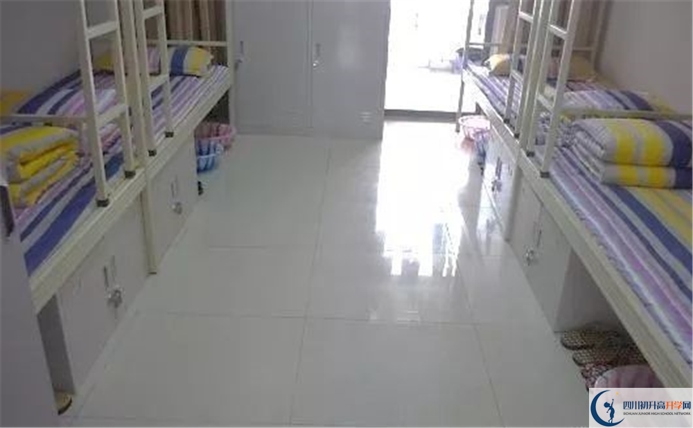 成都市第三中學(xué)住宿費(fèi)用是多少？