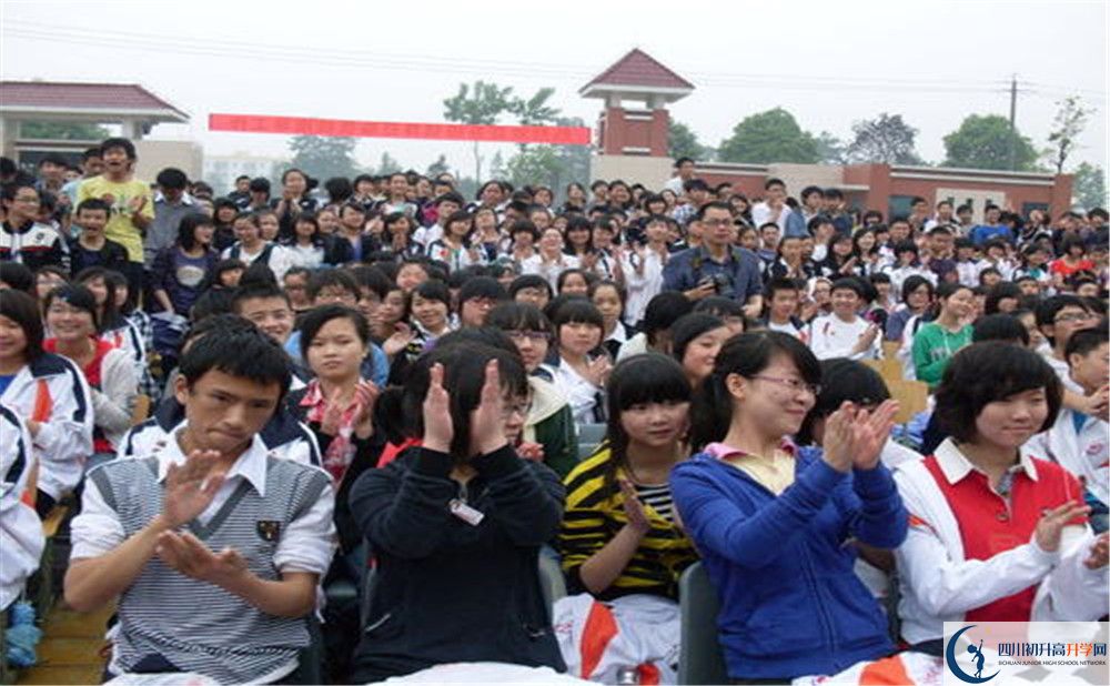 敖平中學(xué)住宿費(fèi)用是多少錢(qián)？