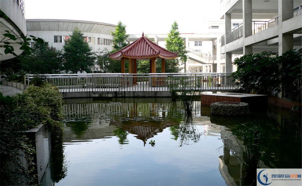 成都市龍泉中學住宿費用是多少？