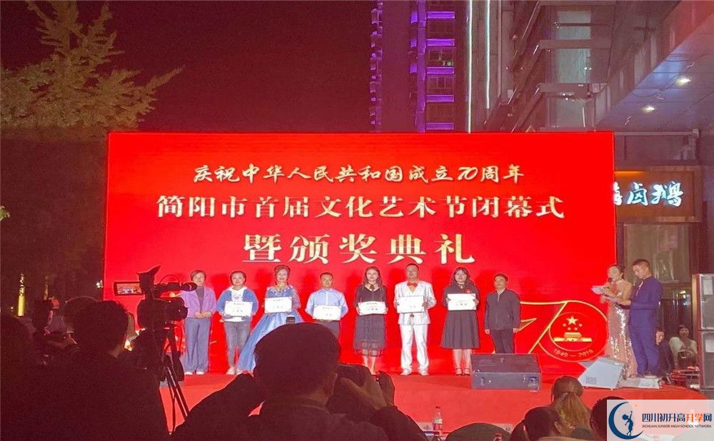 石橋中學(xué)高一多久放一次假？					