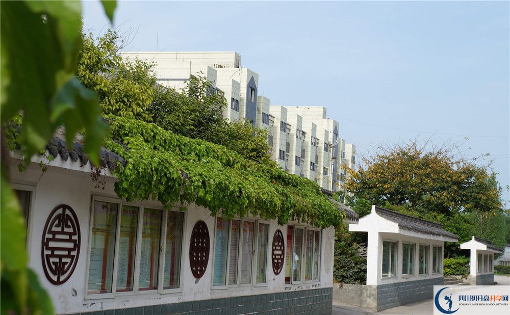 高板中學住宿費用是多少？