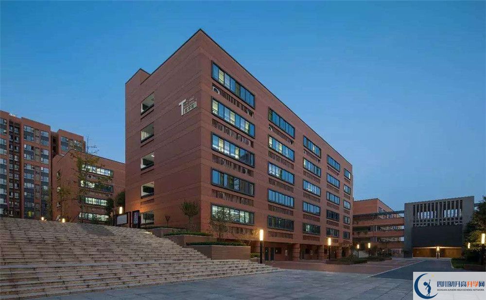 成都實外新都五龍山學校的高中住宿怎么樣？