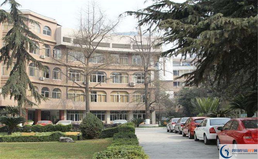 成都市鹽道街中學(xué)是私立還是公立學(xué)校？