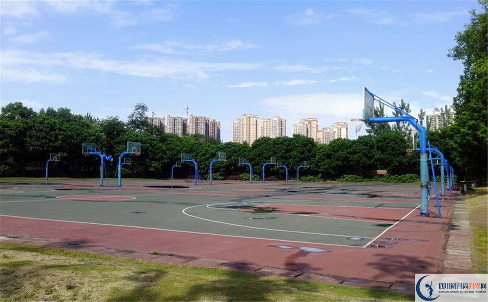 成都實驗外國語學校（西區(qū)）是重點中學嗎？