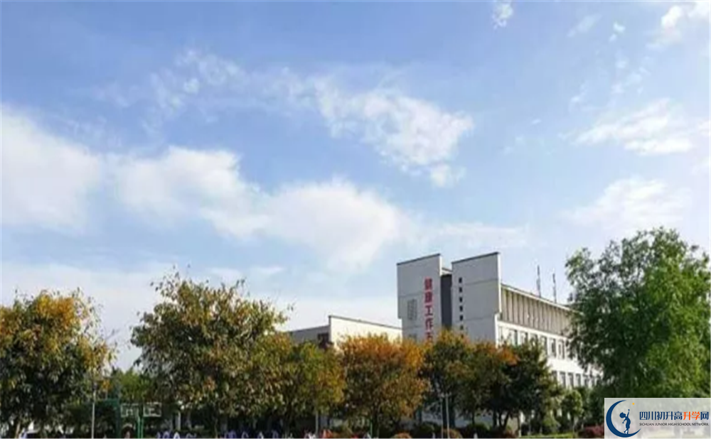 石室白馬中學(xué)實(shí)驗(yàn)班學(xué)費(fèi)貴嗎？