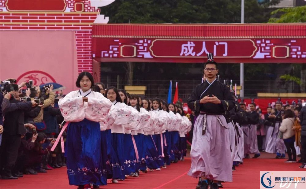 成都七中萬達學校在校學生總人數(shù)是多少？