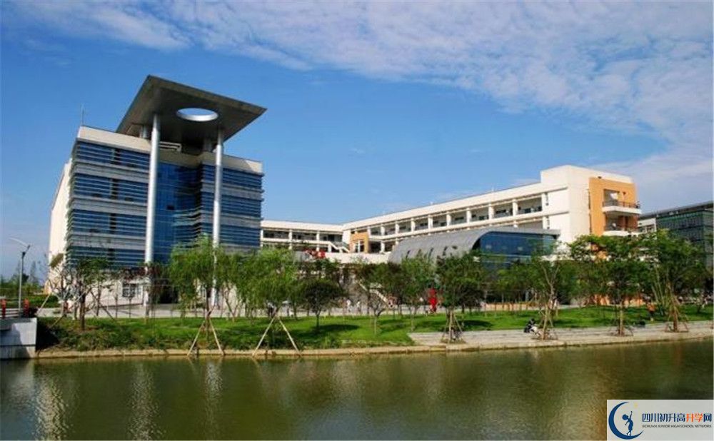 西南交通大學(xué)附屬中學(xué)在校學(xué)生總?cè)藬?shù)是多少？