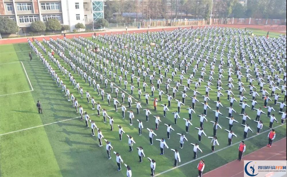 成都十八中在校學(xué)生總?cè)藬?shù)是多少？