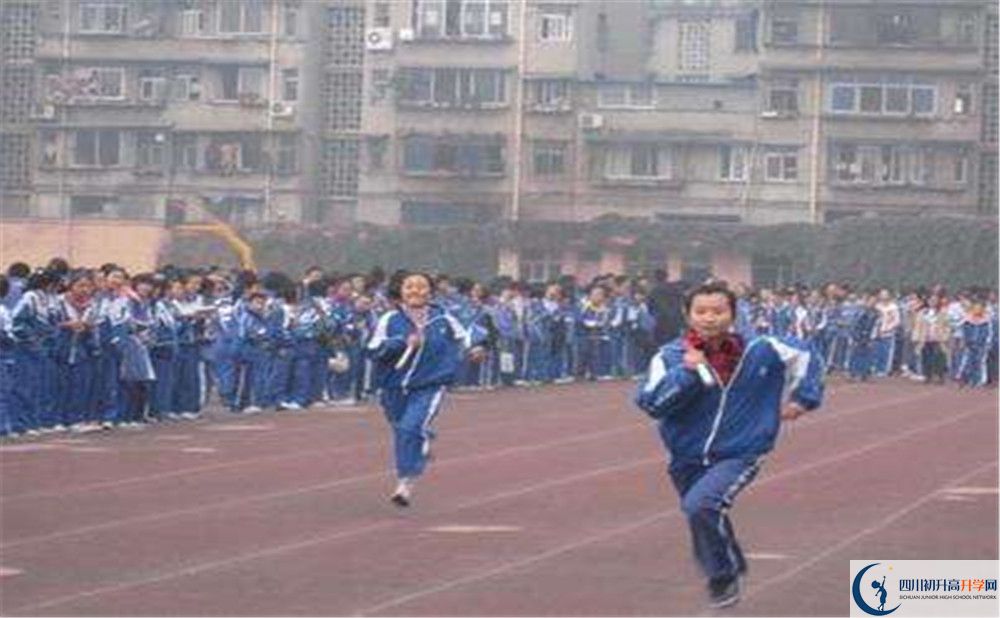 成都新世紀外國語學校在校學生總?cè)藬?shù)是多少？