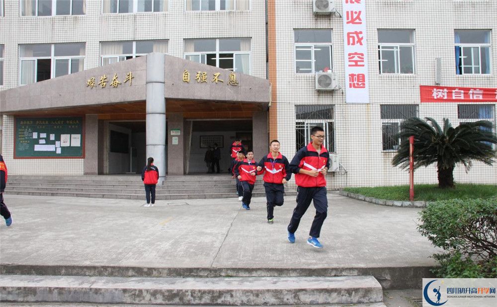 洛帶中學(xué)在校學(xué)生總?cè)藬?shù)是多少？