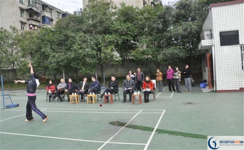龍泉二中在校學(xué)生總?cè)藬?shù)是多少？
