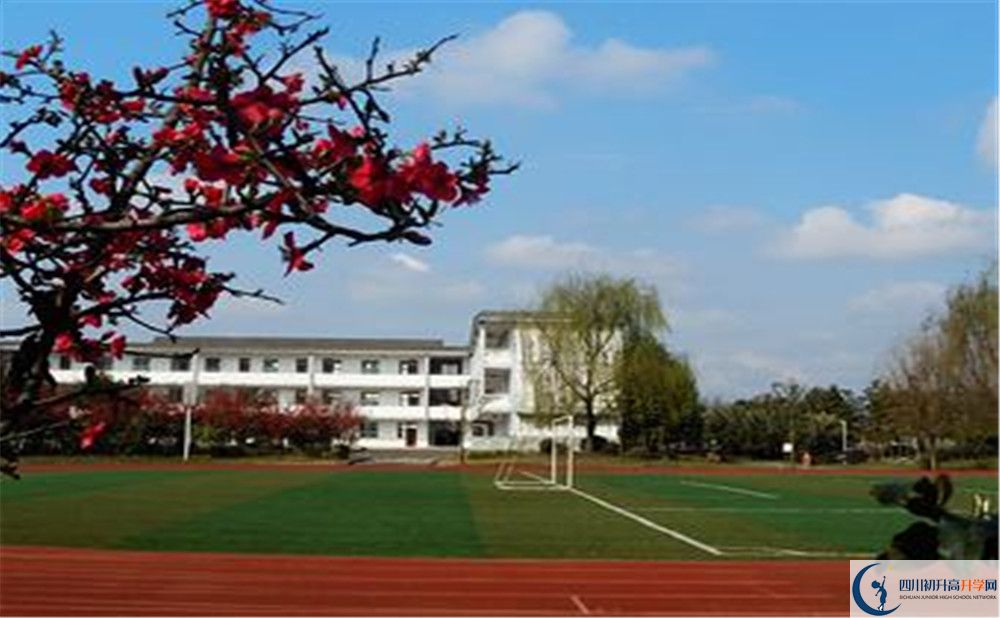 郫縣三中在校學(xué)生總?cè)藬?shù)是多少？