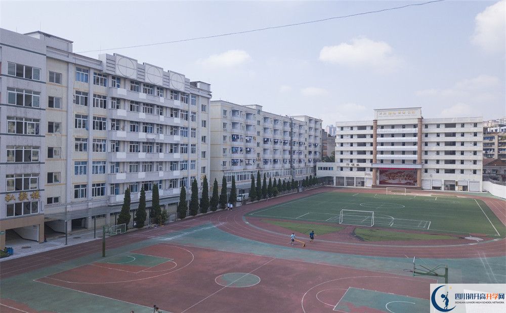 陽安中學在校學生總?cè)藬?shù)是多少？
