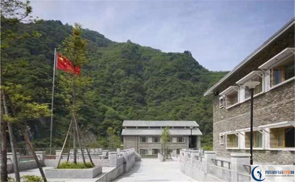 臥龍?zhí)貐^(qū)中學(xué)今年的錄取條件是否有變化？