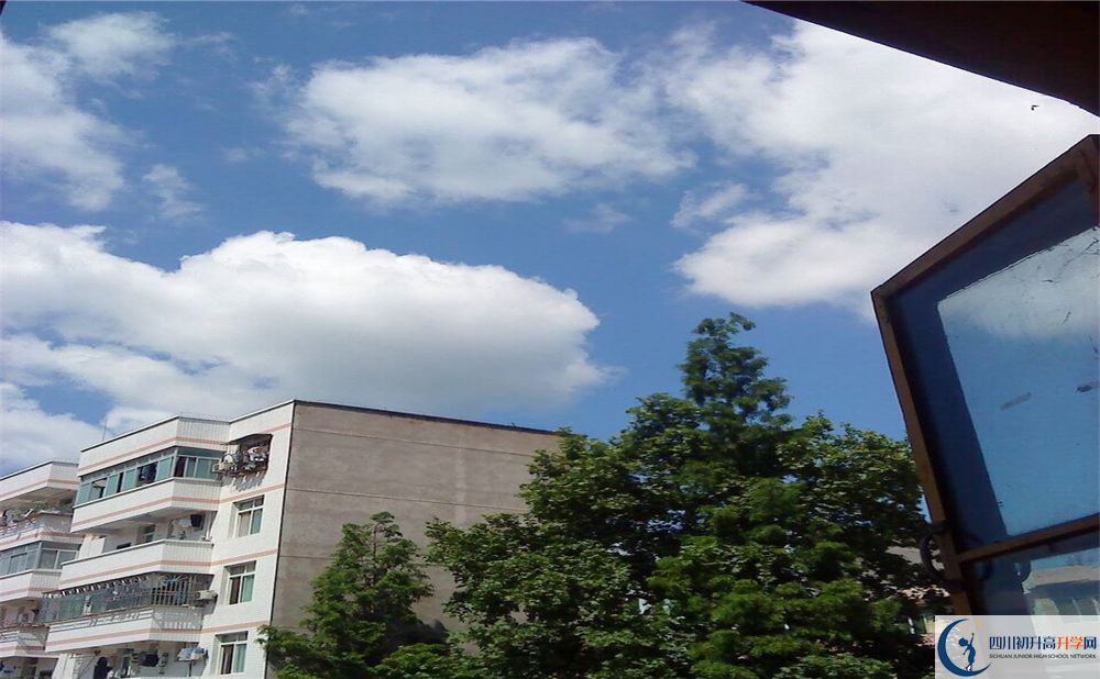 開江縣任市中學(xué)今年的學(xué)費怎么收取，是否變化？