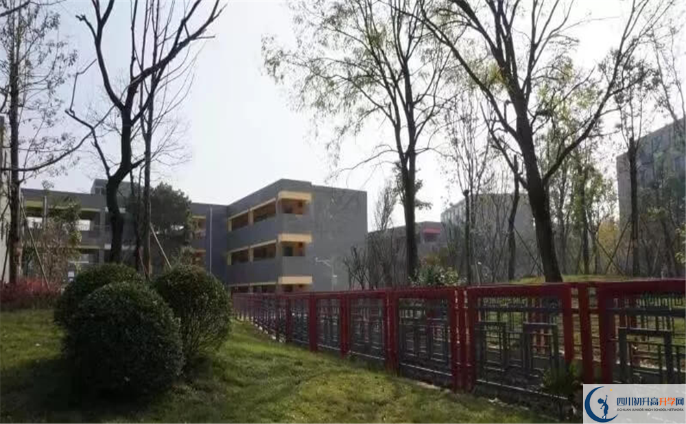 成都華西中學(xué)2020年學(xué)費(fèi)是多少？